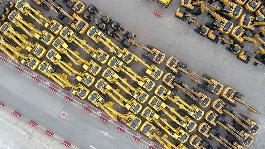 تشينغداو، شاندونغ: تصدير مركبات البناء الصينية إلى الخارج