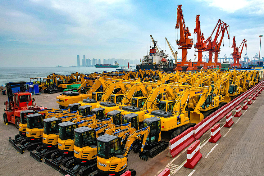 تشينغداو، شاندونغ: تصدير مركبات البناء الصينية إلى الخارج