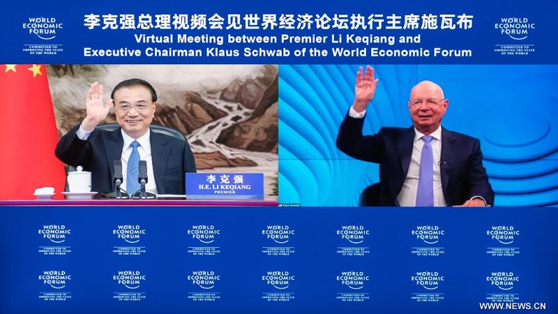 رئيس مجلس الدولة الصيني يلتقي الرئيس التنفيذي للمنتدى الاقتصادي العالمي