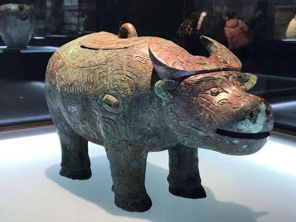 الرموز الصينية والثقافة البرونزية في متحف أطلال يين
