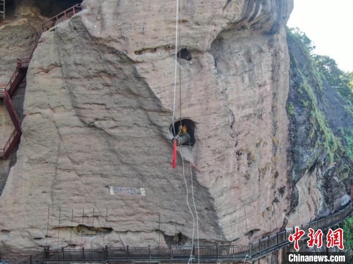 الدفن على الجروف الصخرية، طقوس غامضة لمملكة يوي القديمة بجنوب الصين