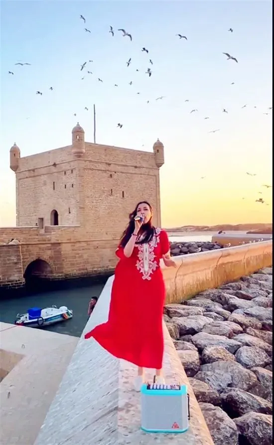 فتاة مغربية تغني الأغاني الصينية في شوارع الرباط