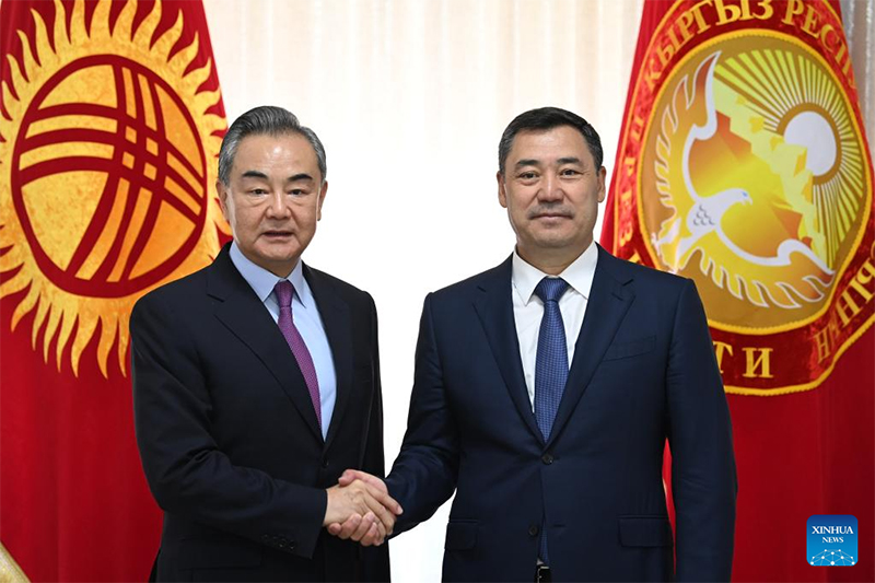 الرئيس القرغيزي يلتقي وزير الخارجية الصيني