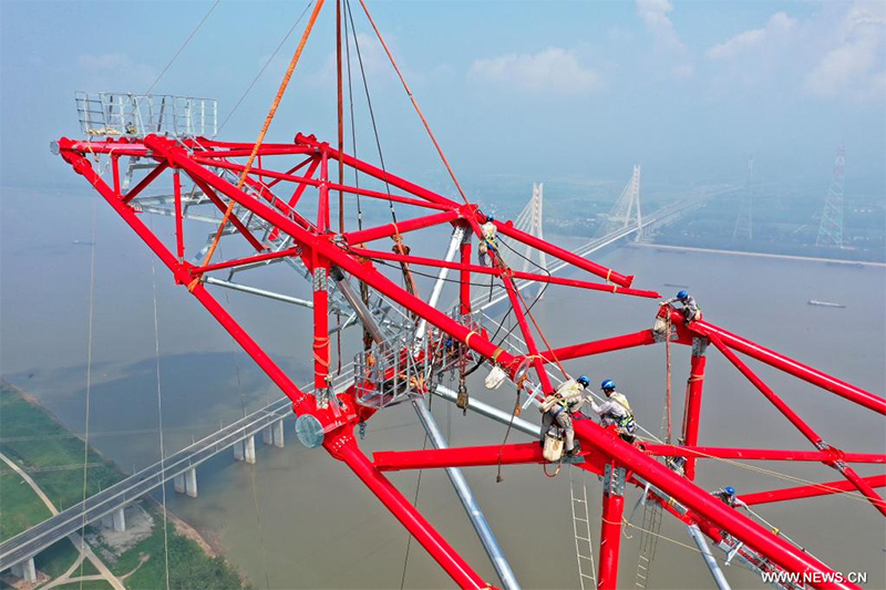 إنجاز أعمال البناء لبرج كهربائي ضخم بارتفاع 345 مترا بشرقي الصين