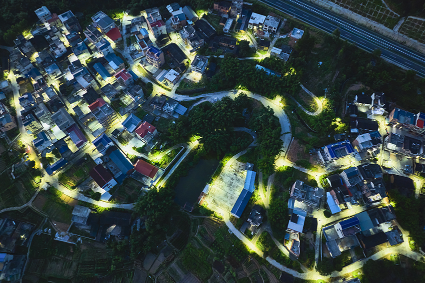 منغشان بمقاطعة قوانغشي: أضواء الشوارع العاملة بالطاقة الشمسية تضيء الليالي الريفية