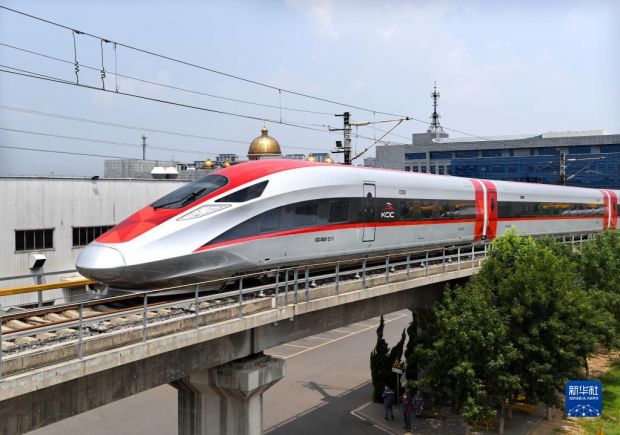12 قطارا عالي السرعة تصنعها الصين لإندونيسيا يخرج من خط الإنتاج