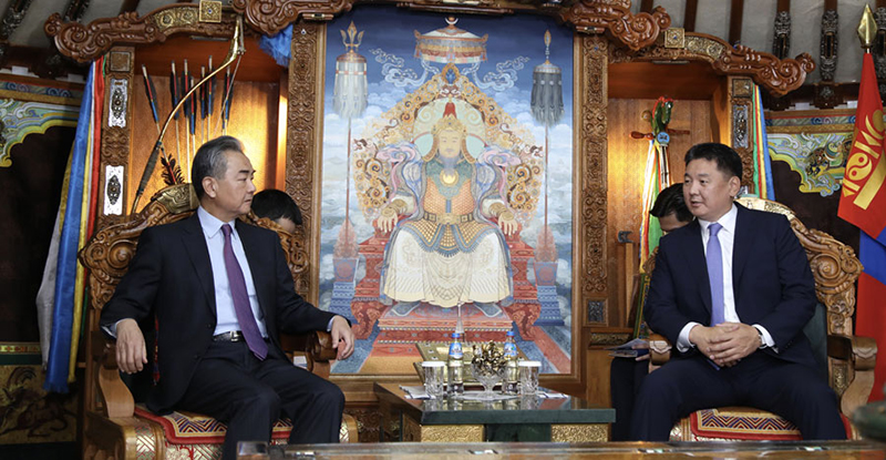 الرئيس المنغولي يلتقي وزير الخارجية الصيني