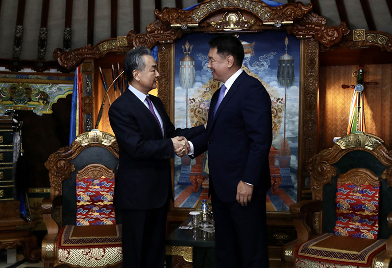 الرئيس المنغولي يلتقي وزير الخارجية الصيني