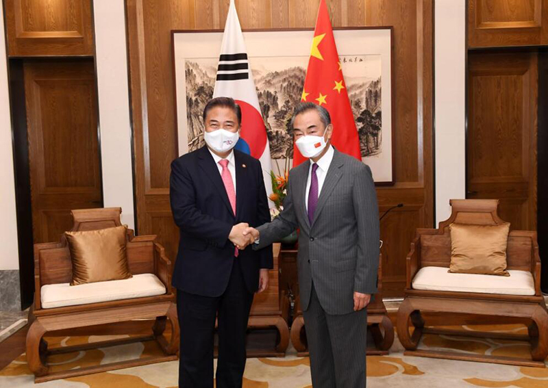 وزير الخارجية الصيني يدعو إلى علاقات صحية ومستقرة مع كوريا الجنوبية