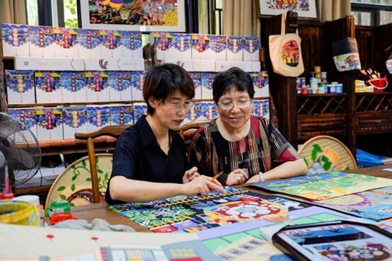 الرسم يساعد الفلاحين الصينيين على تحسين حياتهم المعيشية