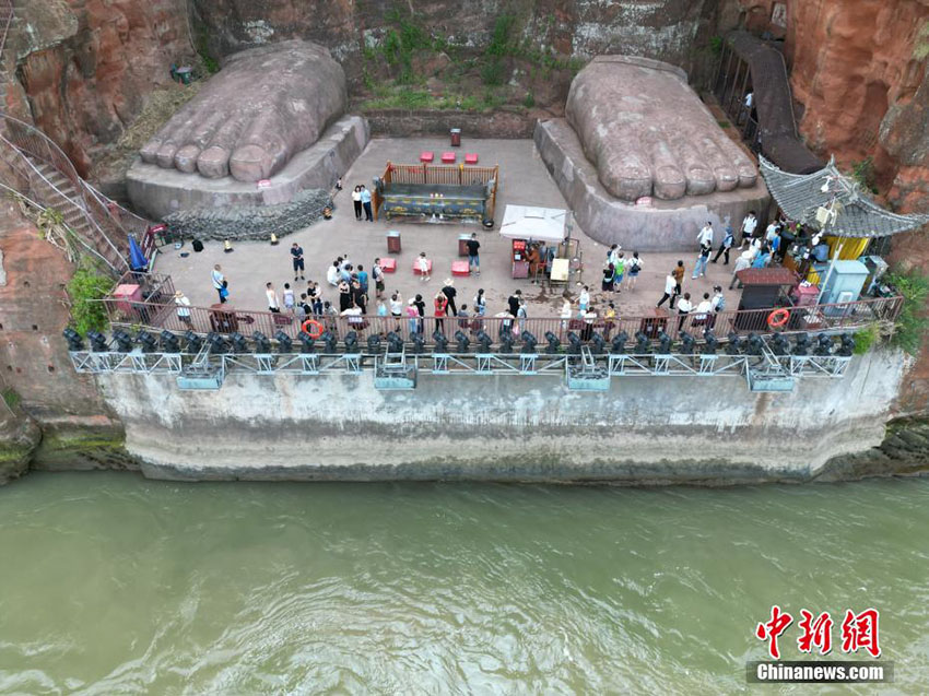 انكشاف كامل تمثال بوذا الكبير في سيتشوان مع تراجع مستوى الماء