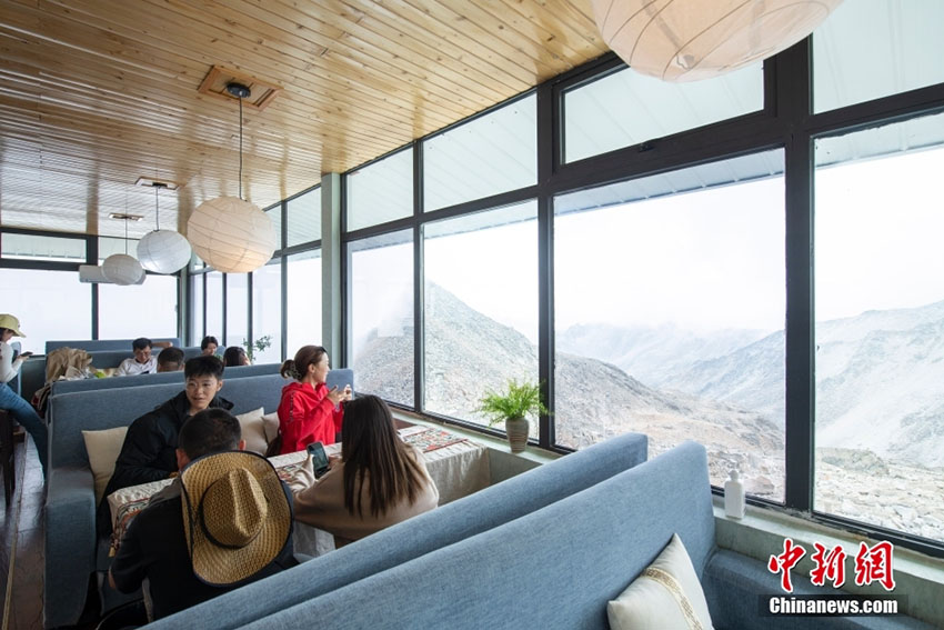في سيتشوان، الاستمتاع بقهوة دافئة فوق قمة ثلجية على ارتفاع 4860 متر
