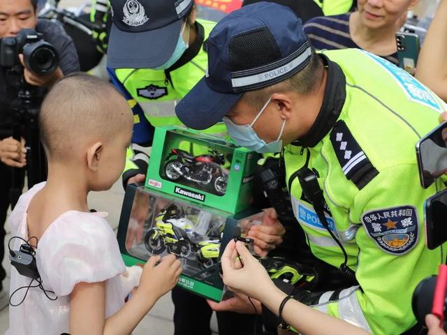 جينان،شاندونغ: شرطة المرور تحقق حلم طفلة مصابة بالسرطان بركوب دراجة نارية كبيرة