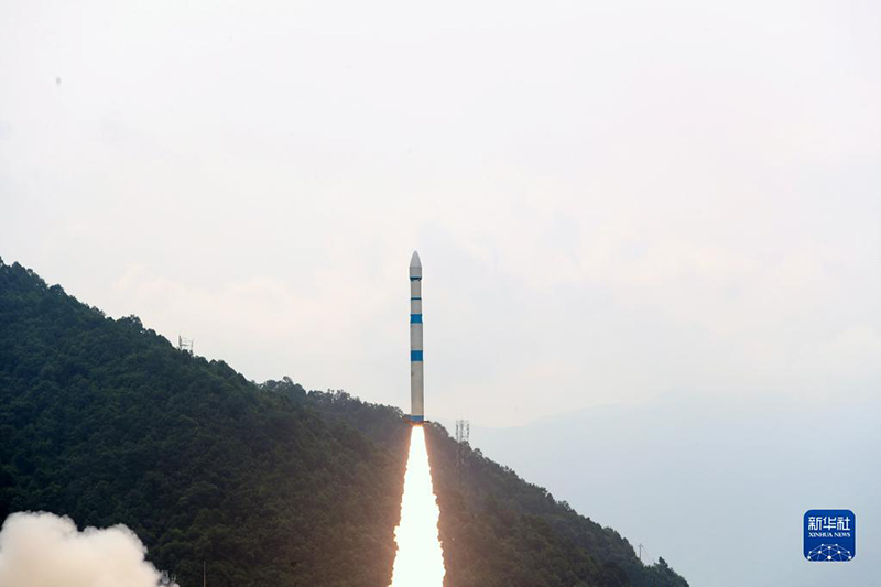 الصين تطلق قمرا صناعيا جديدا على متن الصاروخ الحامل 