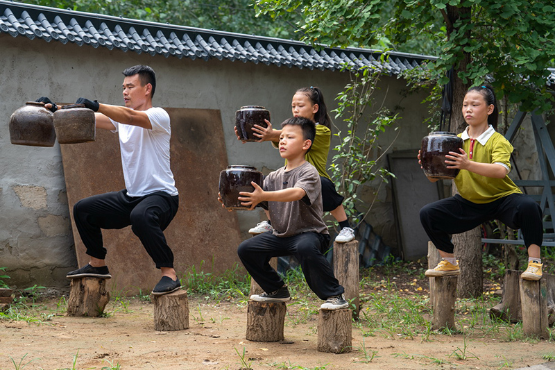 عشاق للفنون القتالية الصينية في قرية بشرقي الصين