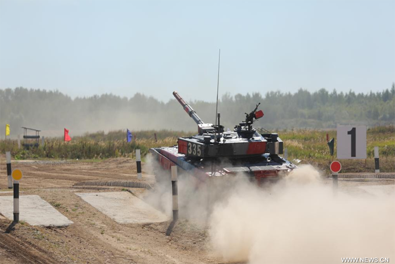 الفريق الصيني يشارك في بياتلون الدبابات بدورة الألعاب العسكرية بروسيا