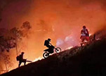 "فرسان الدراجة النارية" أبطال أخفاء في إطفاء حرائق جبلية بمدينة تشونغتشينغ