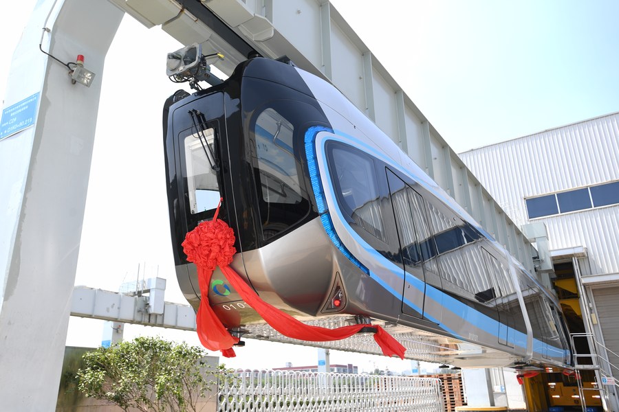 أول قطار معلق تجاري يخرج من خط التجميع في شرقي الصين