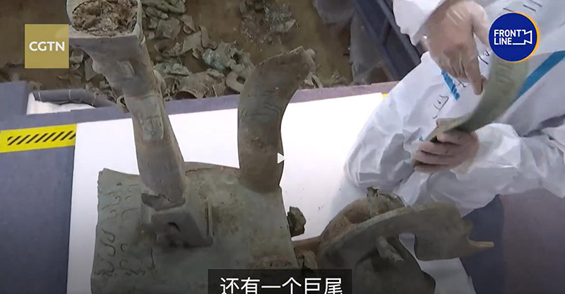 أثريون يستخرجون تمثالا لوحش أسطوري يزن 150 كلغ في مقاطعة سيتشوان