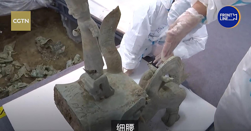 أثريون يستخرجون تمثالا لوحش أسطوري يزن 150 كلغ في مقاطعة سيتشوان