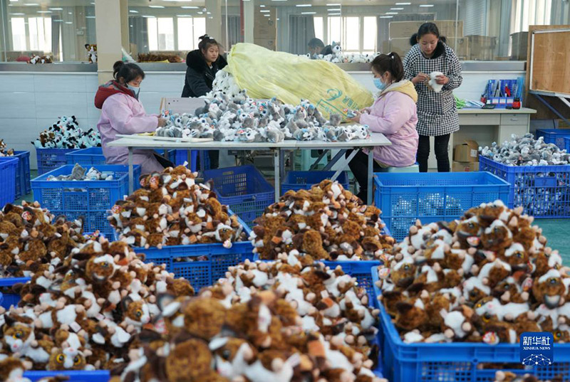 صناعة دمى القطيفة في مدينة أنكانغ بمقاطعة شنشي