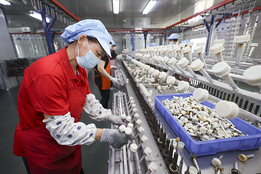 بما يزيد عن 80 شركة، ليانيونقانغ أكبر قاعدة لإنتاج أغطية الزجاجات في الصين