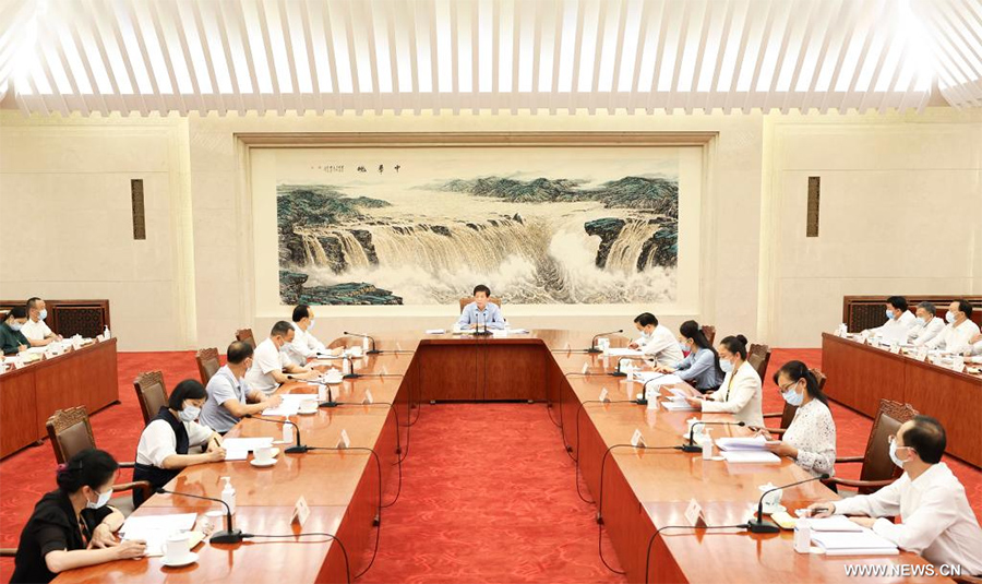 كبير المشرعين الصينيين يدعو النواب إلى إجراء استقصاءات وأبحاث معمقة