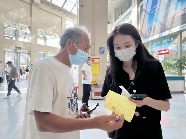 مرافقة المرضى والمسنين إلى المستشفى في الصين .. مهنة جديدة فرضت نفسها في عصر الحياة الذكية