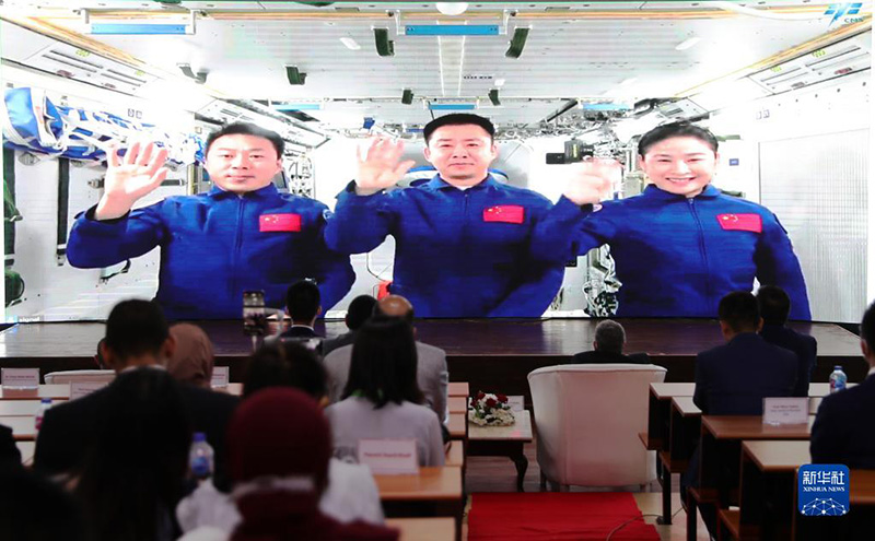 تقرير إخباري: رواد فضاء صينيون يتحدثون من الفضاء مع الشباب الأفريقي