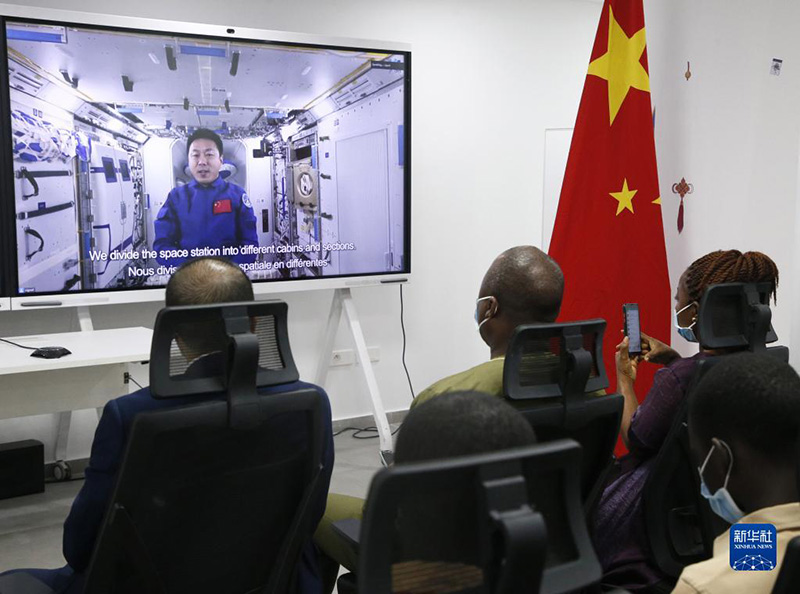 تقرير إخباري: رواد فضاء صينيون يتحدثون من الفضاء مع الشباب الأفريقي