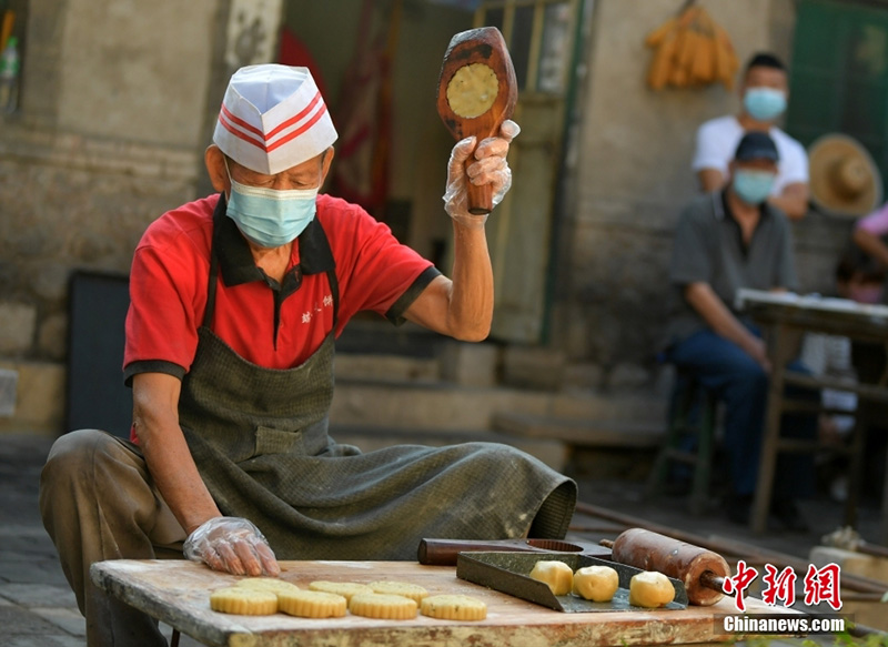 صناعة كعك القمر يدويا في بلدة تيانتشانغ بخبي