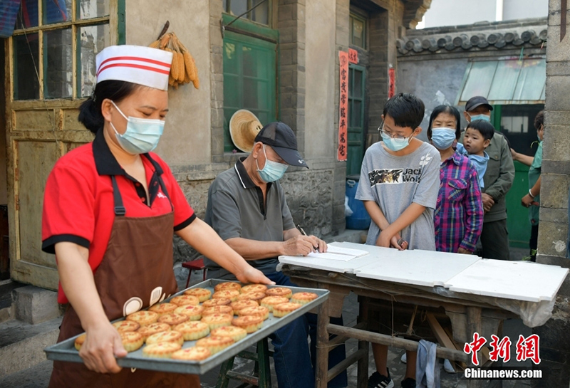 صناعة كعك القمر يدويا في بلدة تيانتشانغ بخبي