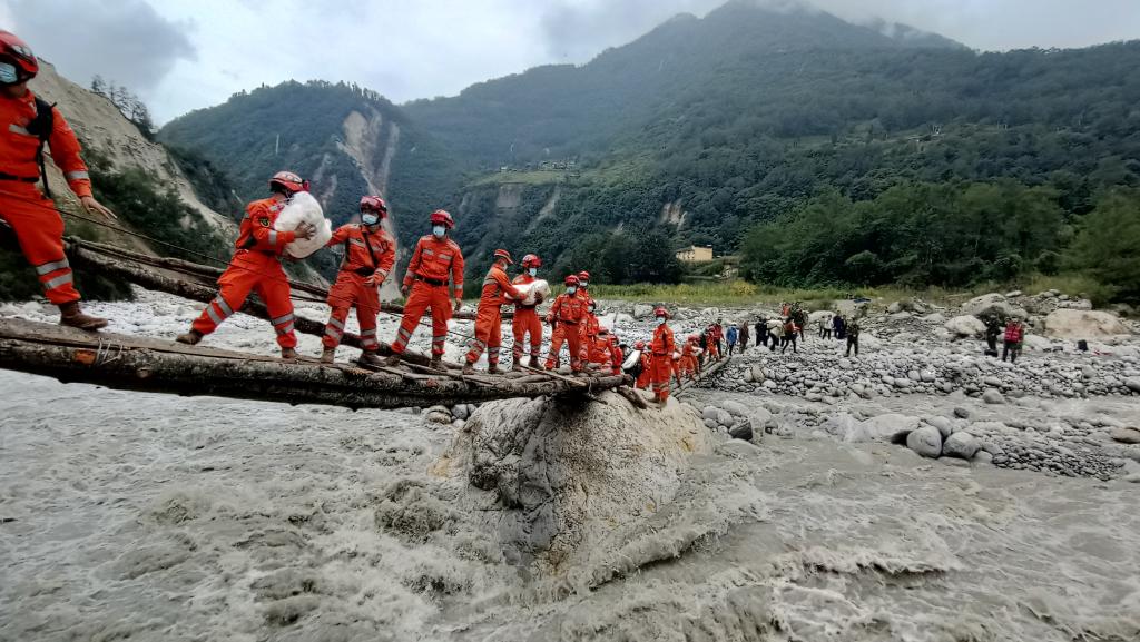تواصل أعمال الإغاثة من الزلزال في مقاطعة سيتشوان بجنوب غربي الصين