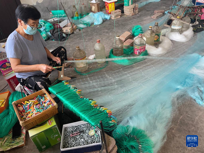 نسج شباك الصيد الصغيرة مصدر ثراء القرويين في شاندونغ
