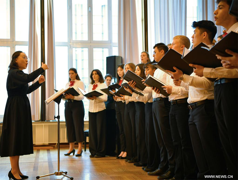 إقامة حفلة موسيقية احتفالا بالذكرى الـ50 لإقامة العلاقات الدبلوماسية بين الصين وألمانيا