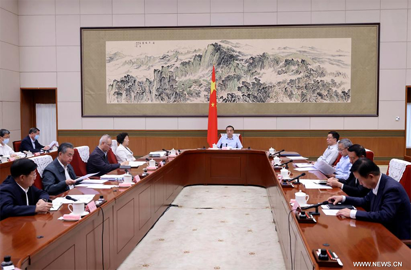 رئيس مجلس الدولة الصيني يشدد على تحقيق الاستقرار في النمو الاقتصادي