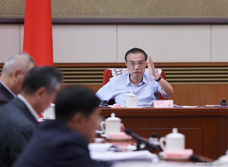 رئيس مجلس الدولة الصيني يشدد على تحقيق الاستقرار في النمو الاقتصادي