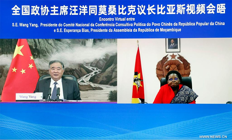 كبير المستشارين السياسيين الصينيين يجتمع مع مشرعين بارزين اثنين في موزمبيق وبوروندي