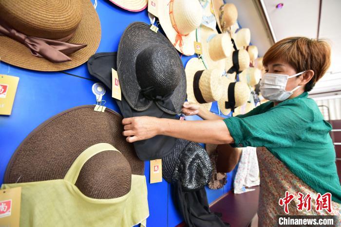 محافظة تشينغ بخبي تنتج أكثر من مليوني قبعة قش سنويا