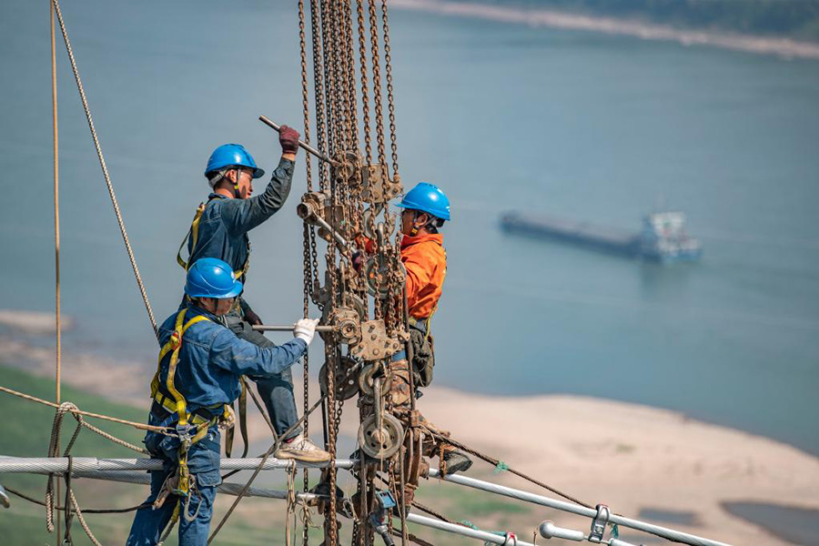 أعمال توصيل الأسلاك الكهربائية فوق نهر اليانغتسي بمشروع بايخهتان - تشجيانغ لنقل الكهرباء