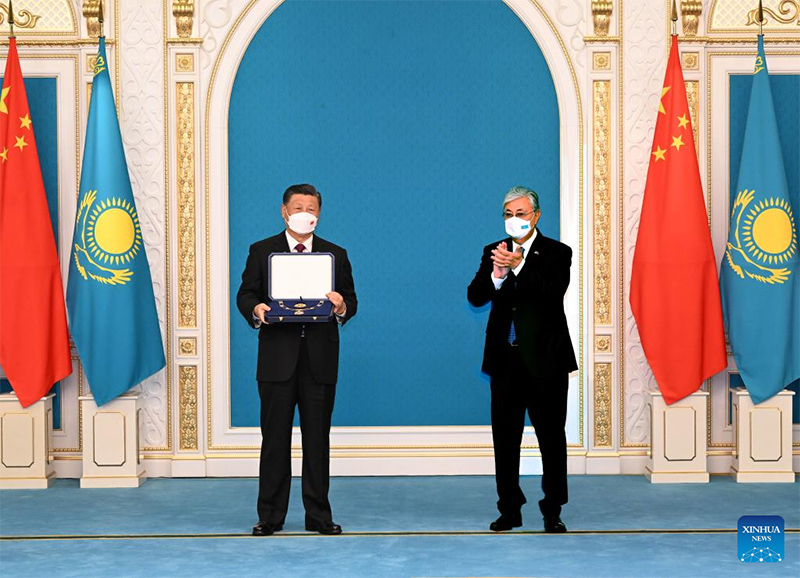 شي يتلقى وسام النسر الذهبي من الرئيس القازاقي توكاييف