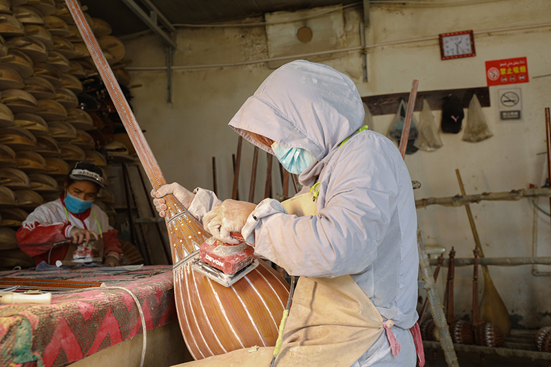 صناعة الآلات الموسيقية، حرفة مربحة لسكان كوتشا بشينجيانغ