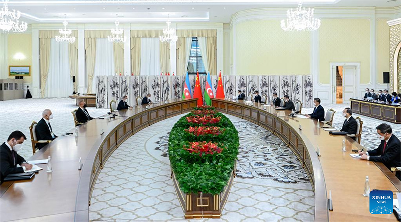 شي يلتقي الرئيس الأذربيجاني علييف