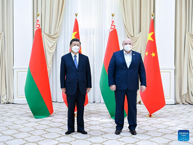 شي يلتقي الرئيس البيلاروسي لوكاشينكو