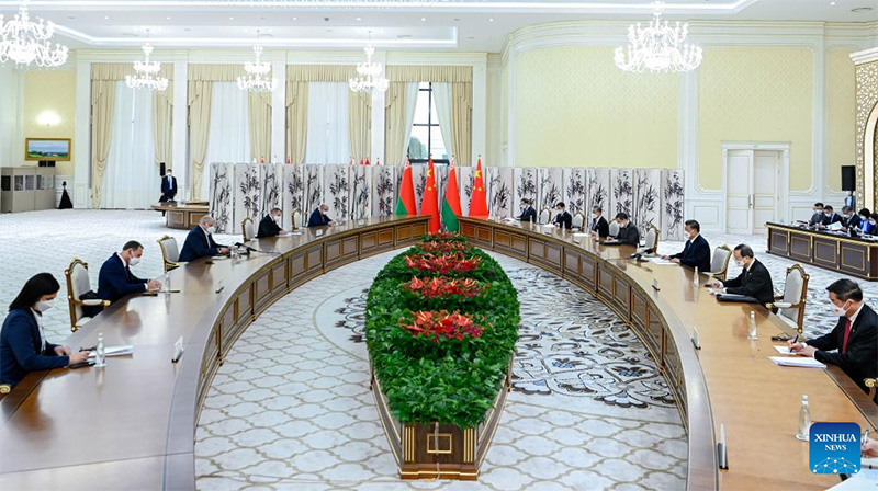 شي يلتقي الرئيس البيلاروسي لوكاشينكو