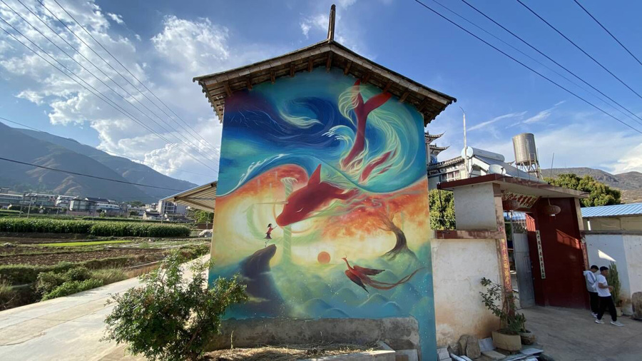 رسام صيني شاب يبدع لوحات رائعة على جدران قريته