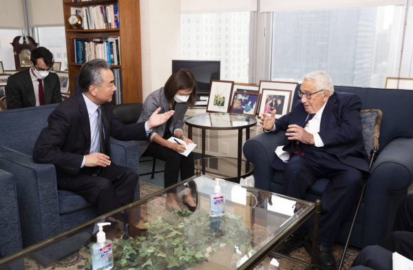 وزير الخارجية الصيني يلتقي مع وزير الخارجية الأمريكي الأسبق هنري كيسنجر