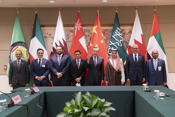 وزير الخارجية الصيني يلتقي وزراء خارجية دول مجلس التعاون الخليجي
