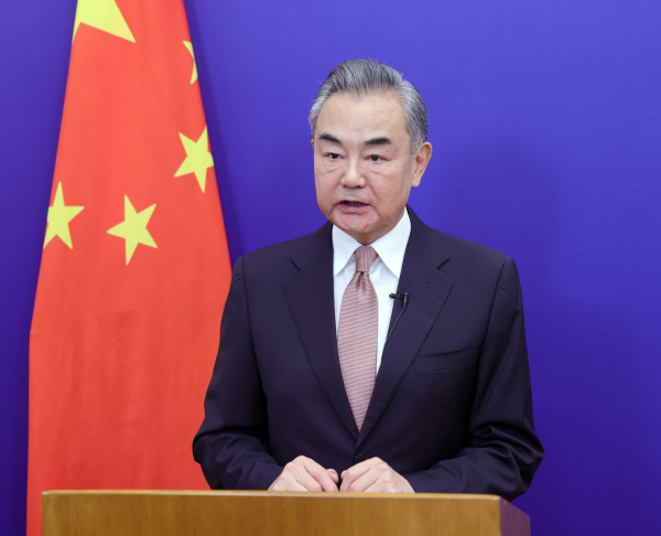 وانغ يي: الصين تحرص على تعزيز التنسيق والتواصل مع كافة دول الشرق الأوسط والمجتمع الدولي للعمل معاً لدفع إقامة إطار أمني جديد في المنطقة