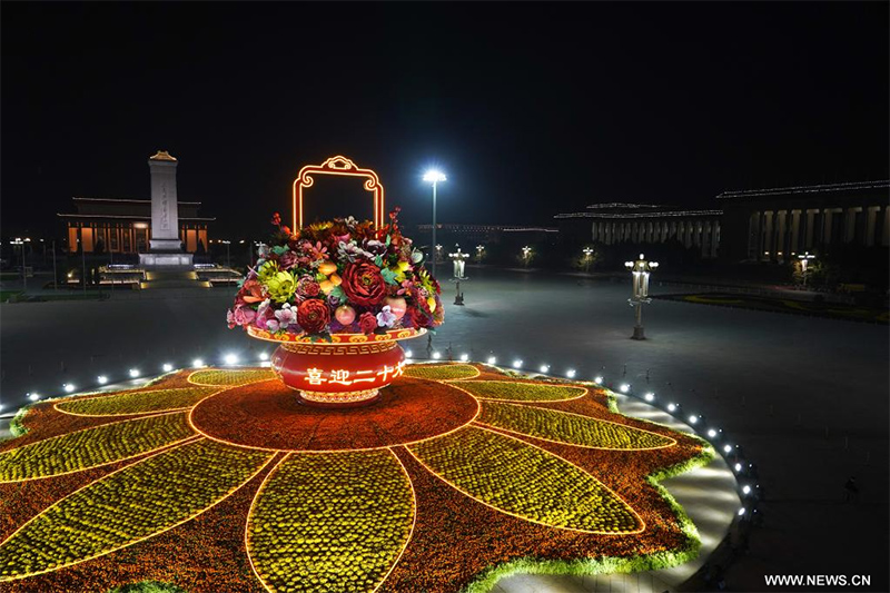 مع اقتراب العيد الوطني الصيني ... عرض سلة عملاقة من الزهور والفواكه في ميدان 